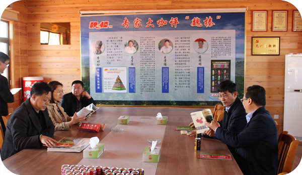 諸城市供銷合作社聯(lián)合社 黨委書記  理事會(huì)主任  孫培玲來基地座談服務(wù)三農(nóng)工作