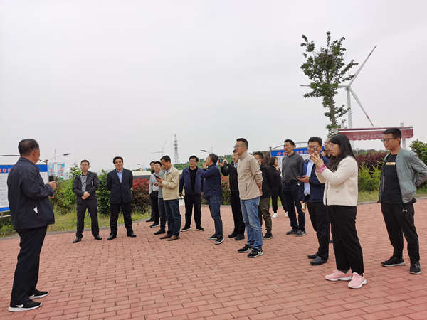 新華社、光明日報、經(jīng)濟日報、農(nóng)民日報、科技日報等國家級媒體記者團到公司進行諸城模式專題采訪